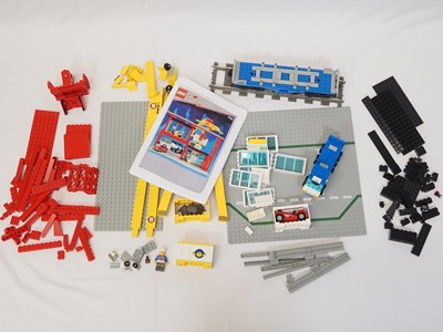 Lot 98 - LEGO - TRAIN #4555 9v Cargo Station - some...