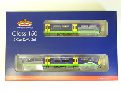 Lot 285 - OO SCALE MODEL RAILWAYS: A BACHMANN 32-925K...