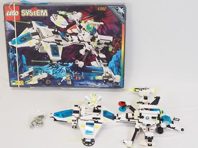 Lot 120 - LEGO - SPACE #6982 Explorien Starship -...