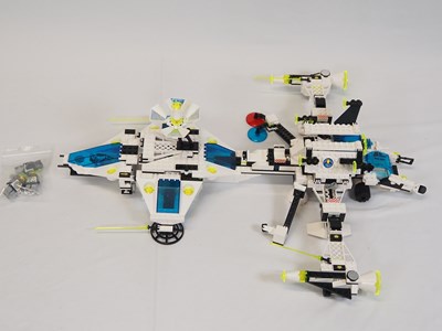 Lot 120 - LEGO - SPACE #6982 Explorien Starship -...