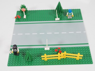 Lot 156 - LEGO - TOWN JR - Traffic Roadblock Runners -...