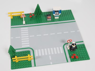 Lot 156 - LEGO - TOWN JR - Traffic Roadblock Runners -...