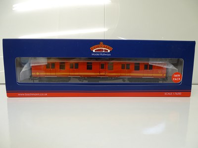 Lot 329 - OO SCALE MODEL RAILWAYS: A BACHMANN 39-001Y...