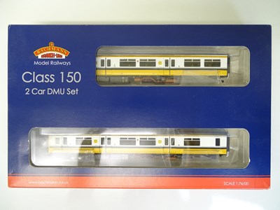 Lot 330 - OO SCALE MODEL RAILWAYS: A BACHMANN 32-935Z...