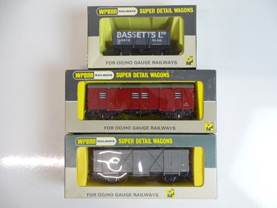 Lot 384 - OO SCALE MODEL RAILWAYS: A small group of...