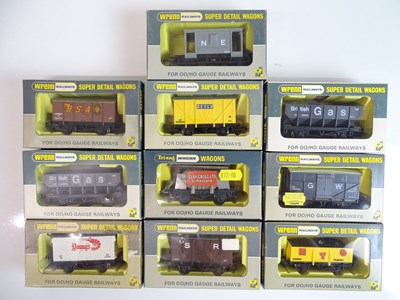 Lot 389 - OO SCALE MODEL RAILWAYS: A mixed group of...