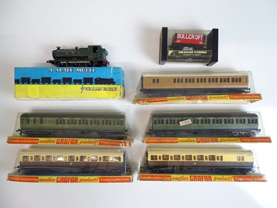 Lot 402 - OO SCALE MODEL RAILWAYS: A group of rolling...