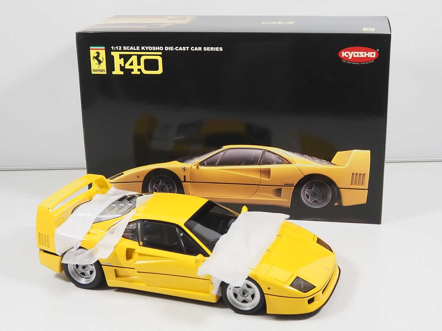 Lot 107 A KYOSHO 1 12 scale diecast Ferrari F40 car