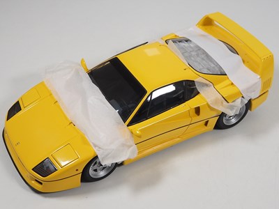 Lot 107 - A KYOSHO 1:12 scale diecast Ferrari F40 car in...