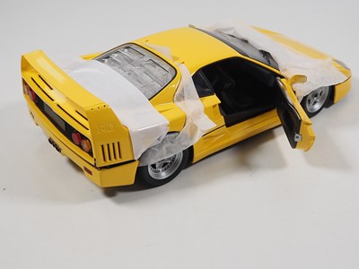 Lot 107 - A KYOSHO 1:12 scale diecast Ferrari F40 car in...