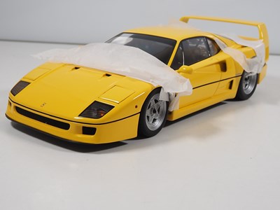 Lot 107 - A KYOSHO 1:12 scale diecast Ferrari F40 car in...