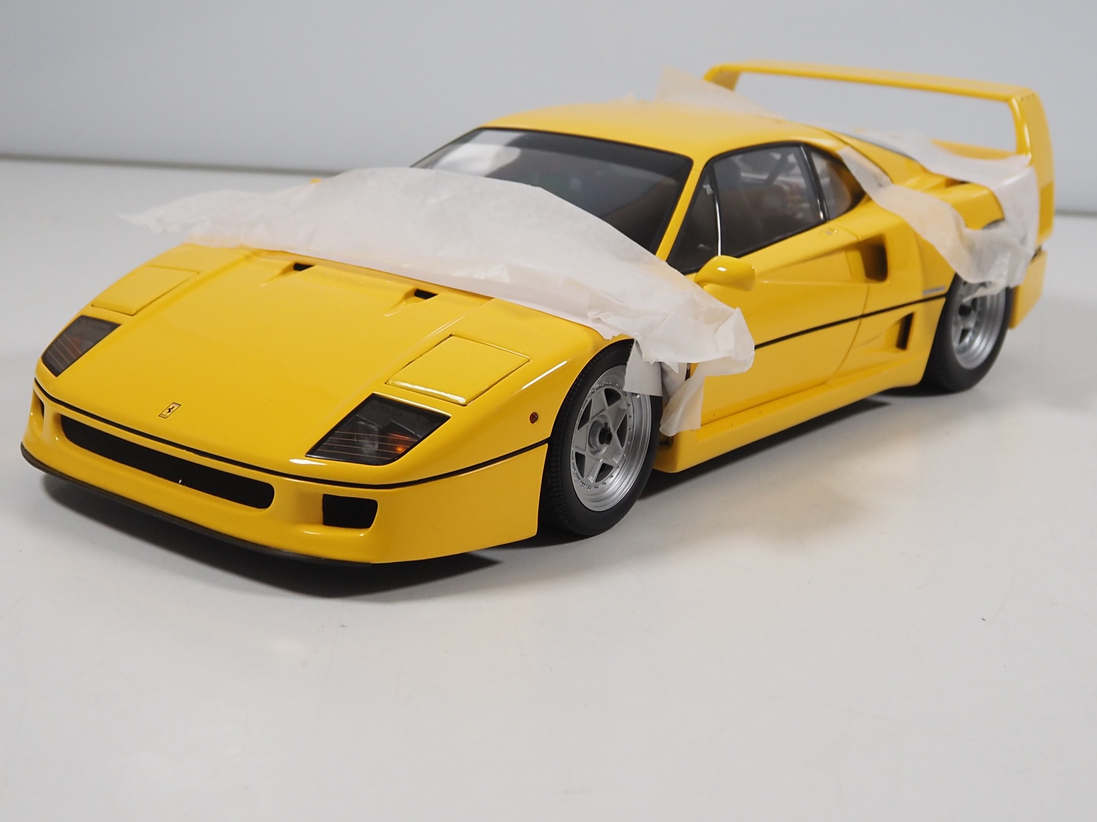 Lot 107 - A KYOSHO 1:12 scale diecast Ferrari F40 car