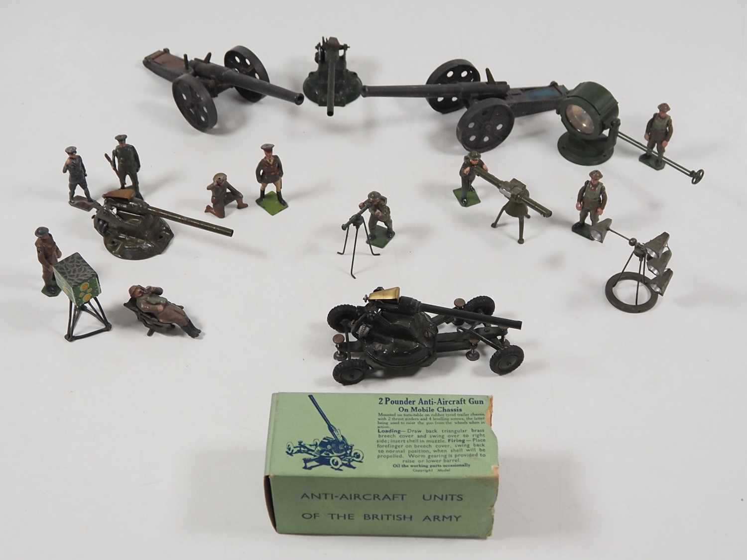 Lot 120 - A mixed group of diecast military soldiers,