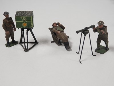 Lot 120 - A mixed group of diecast military soldiers,...