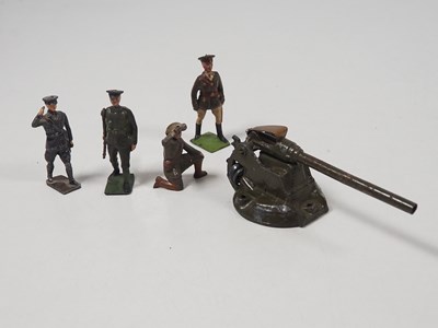 Lot 120 - A mixed group of diecast military soldiers,...