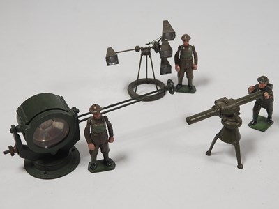 Lot 120 - A mixed group of diecast military soldiers,...