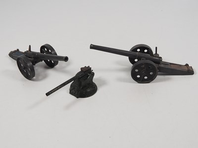 Lot 120 - A mixed group of diecast military soldiers,...