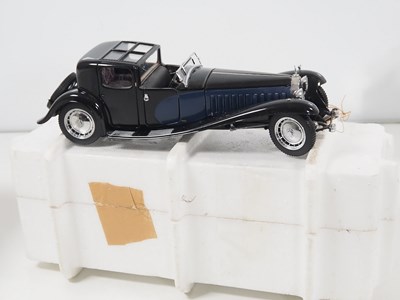 Lot 142 - A group of 1:24 scale FRANKLIN MINT diecast...