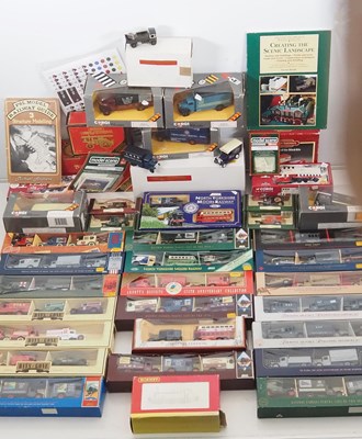 Lot 161 - A mixed group of modern diecast cars, lorries...