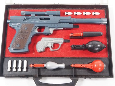 Lot 218 - A DE-LUXE TOYS / TOPPER Multi-Pistol 09...