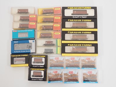 Lot 232 - A mixed group of N gauge wagons by FARISH,...