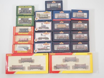 Lot 305 - A mixed group of OO gauge wagons and wagon...