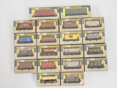 Lot 404 - A group of WRENN boxed OO gauge wagons of...