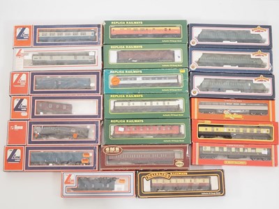 Lot 450 - A mixed group of OO gauge rolling stock by...