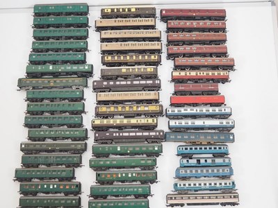 Lot 455 - A large quantity of OO gauge unboxed passenger...