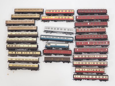 Lot 457 - A group of mixed OO gauge unboxed passenger...