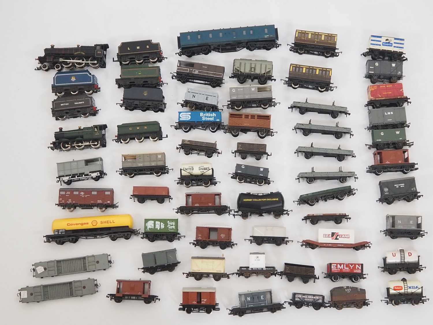 Lot 458 - A mixed group of OO gauge locos and rolling