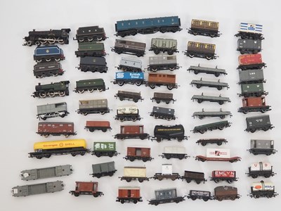 Lot 458 - A mixed group of OO gauge locos and rolling...