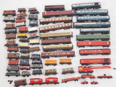 Lot 459 - A mixed group of unboxed OO gauge coaches and...