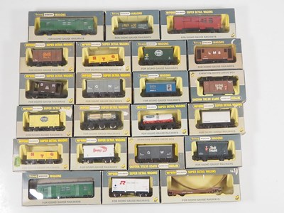 Lot 460 - A group of WRENN boxed OO gauge wagons of...