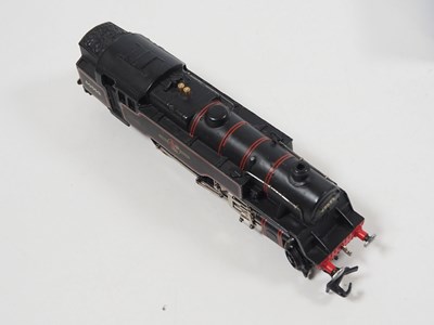 Lot 465 - A pair of HORNBY DUBLO 3-rail OO gauge steam...
