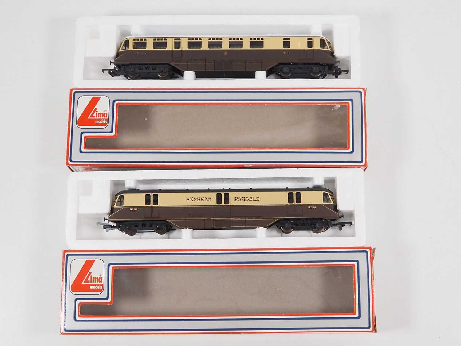 Lot 485 - A pair of LIMA OO gauge GWR railcars...