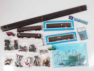 Lot 506 - A mixed group of OO gauge model railways to...