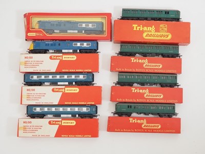 Lot 569 - A TRI-ANG OO gauge Blue Pullman 4 car set...