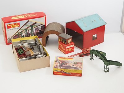 Lot 570 - A group of TRI-ANG OO gauge Station sets and...