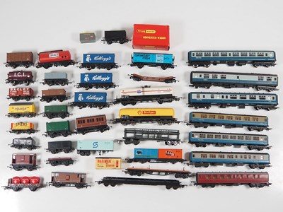 Lot 575 - A group of mostly unboxed OO gauge rolling...