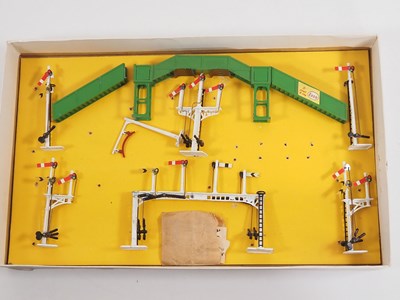 Lot 585 - A rare CRESCENT TOYS 2135 OO gauge Railway...