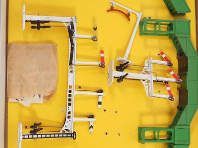 Lot 585 - A rare CRESCENT TOYS 2135 OO gauge Railway...