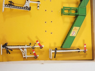Lot 585 - A rare CRESCENT TOYS 2135 OO gauge Railway...