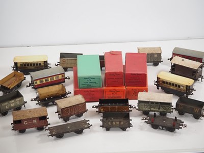 Lot 592 - A large group of boxed and unboxed O gauge...