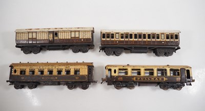 Lot 595 - A group of O gauge coaches comprising a pair...