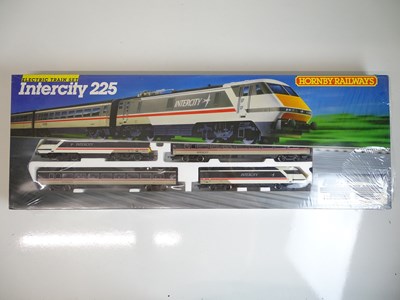 Lot 476 - OO SCALE MODEL RAILWAYS: A HORNBY R696...
