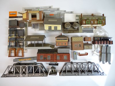 Lot 483 - OO SCALE MODEL RAILWAYS: A crate of various...