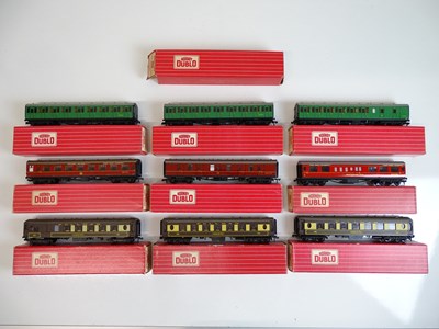 Lot 493 - OO SCALE MODEL RAILWAYS: A group of boxed...