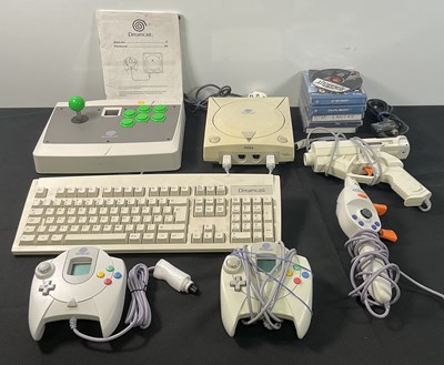 Lot 412 - SEGA DREAMCAST - A Sega Dreamcast bundle...