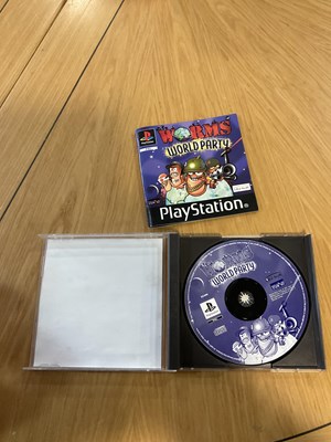 Lot 578 - SONY PLAYSTATION 1 - A PlayStation bundle...